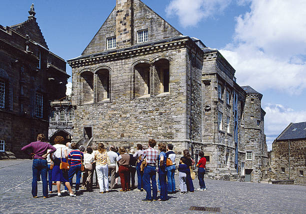 besucher im stirling castle, schottland - robert bruce stock-fotos und bilder