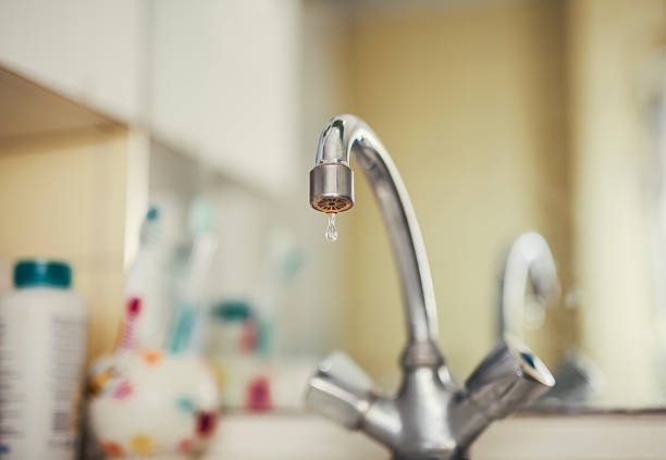 떨어지는 누르세요. - faucet water drop house 뉴스 사진 이미지