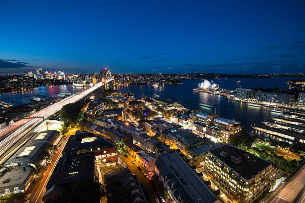 сиднейский харбор в сумерках - the rocks sydney harbor sydney australia new south wales стоковые фото и �изображения