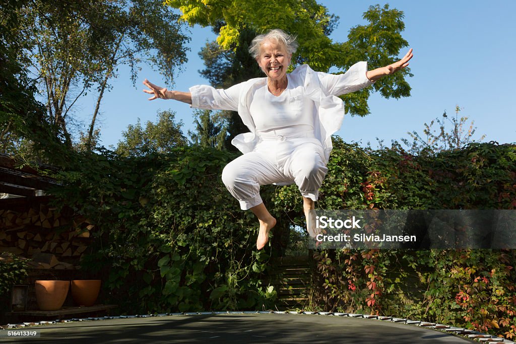 Fröhlich Dick senior Frau springen auf Trampolin - Lizenzfrei Hochspringen Stock-Foto