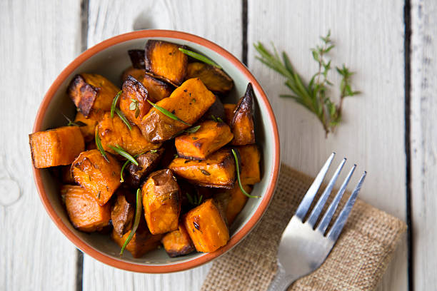 tigela de forno assado batata doce com alecrim e tomilho - sweet potato imagens e fotografias de stock