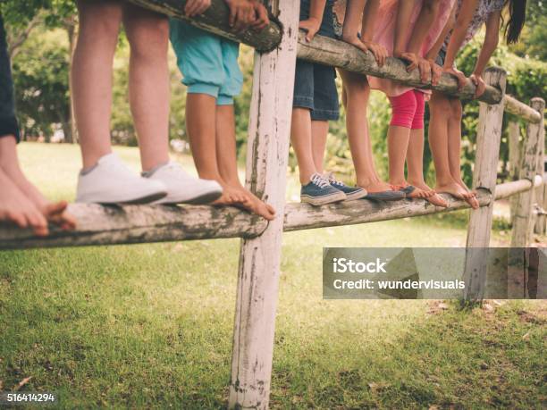 Beine Der Kinder Steht Auf Einem Hölzernen Zaun In Park Stockfoto und mehr Bilder von Barfuß