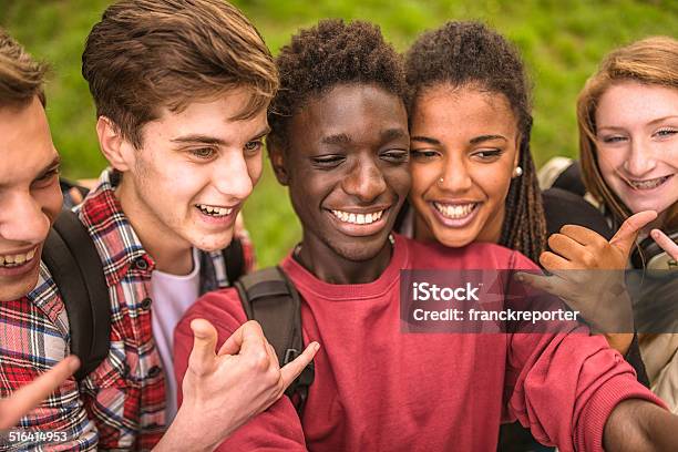 Gruppe Von Collegestudenten Die Ein Selfie Lachen Und Stockfoto und mehr Bilder von Jugendalter