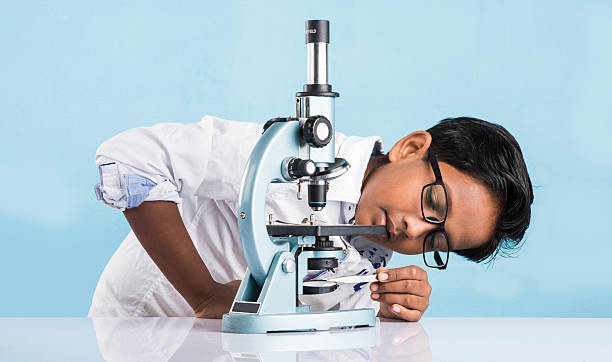 indiano menino e microscópio, asiática menino com microscópio - scientific experiment scientist research small - fotografias e filmes do acervo