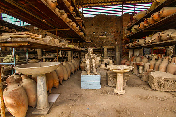 неаполь, италия - 6 мая 2015 г.-воспроизведение раскопки помпейская - ancient civilization italy pompeii distraught стоковые фото и изображения