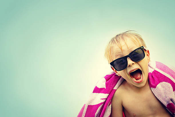 entusiasmado criança em toalha de praia em dia de verão - spring break imagens e fotografias de stock