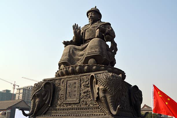 altan khan, hohhot statue au coucher du soleil, de mongolie-intérieure - flag china chinese flag majestic photos et images de collection