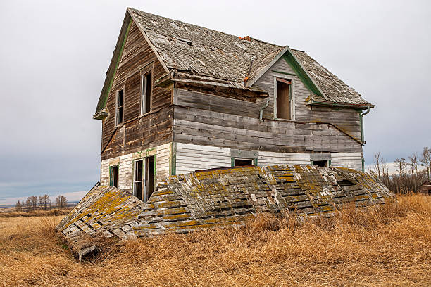 istock abandoned farm house on prairie 516427031