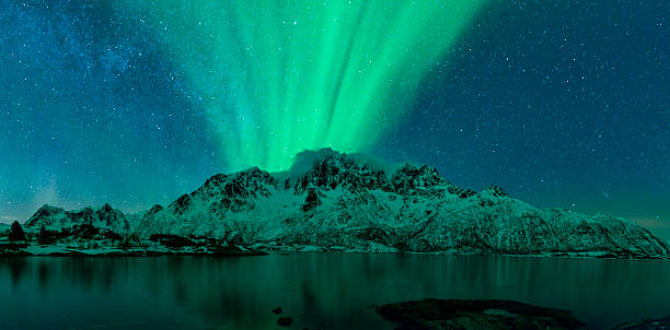 norte luces sobre el lofoten islas en noruega - magnetosphere fotografías e imágenes de stock