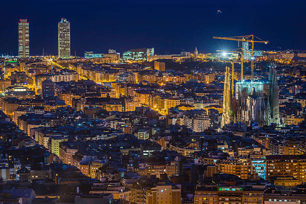 barcelone, sagrada familia de gaudi, emblématique cathédrale illuminée dans la nuit en espagne - port de barcelona catalonia spain barcelona city photos et images de collection