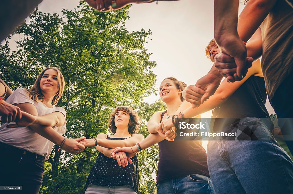 Freunden holding Hände in den park - Lizenzfrei Teenager-Alter Stock-Foto