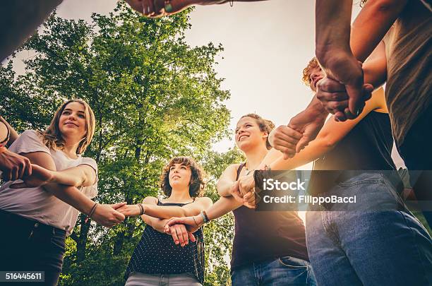 Freunden Holding Hände In Den Park Stockfoto und mehr Bilder von Teenager-Alter - Teenager-Alter, Jugendalter, Jugendkultur