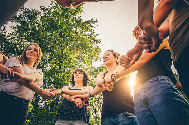 przyjaciele trzymając się za ręce w parku - holding hands human hand holding multi ethnic group zdjęcia i obrazy z banku zdjęć