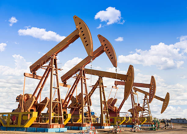 giacimento petrolifero - industria petrolifera foto e immagini stock