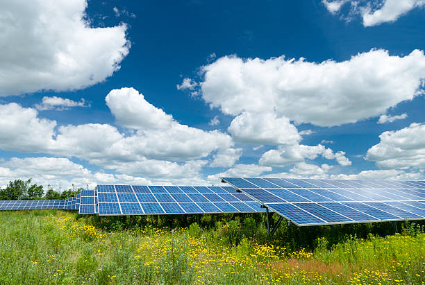 energia słoneczna jasne niebo - energiewende zdjęcia i obrazy z banku zdjęć