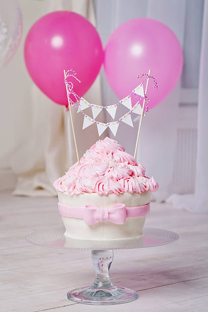 świąteczne ciasto i balonami. biały i różowy - vertical studio shot indoors pink zdjęcia i obrazy z banku zdjęć