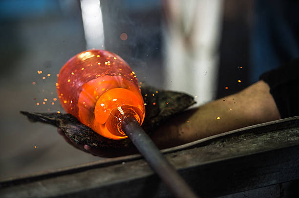 soffiatore di vetro, bicchieri in vetro soffiato impianto di produzione - glass blower foto e immagini stock