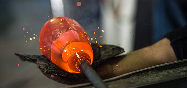 soffiatore di vetro, bicchieri in vetro soffiato impianto di produzione - glass blower foto e immagini stock