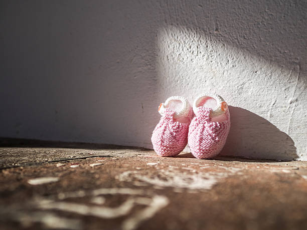 pink schuh - pair cheerful happiness heterosexual couple stock-fotos und bilder