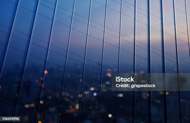 Reflejo De Borrosa Vista Aérea De Un Paisaje De La Ciudad En Pared De Metal Foto de stock y más banco de imágenes de Bloque de Oficinas