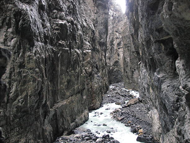 The ravine of the lower Grindelwald Glacier is an impressive masterpiece created by Nature. The ravine, which was once upon a time covered by the glacier, can be hiked, thanks to rock balconies and tunnels. It also attracts climbers and canyon jumpers.