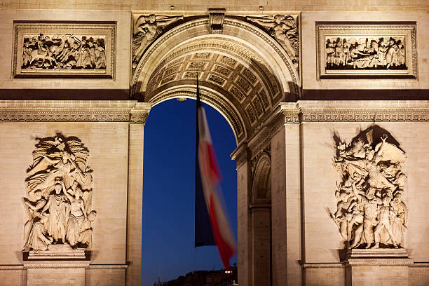 триумфальная арка на площади шарля де голля, париж - paris france night charles de gaulle arc de triomphe стоковые фото и изображения
