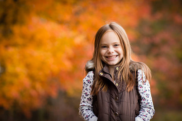 menina em pé do lado de fora em queda dia, com espaço para texto - little girls autumn child red hair - fotografias e filmes do acervo