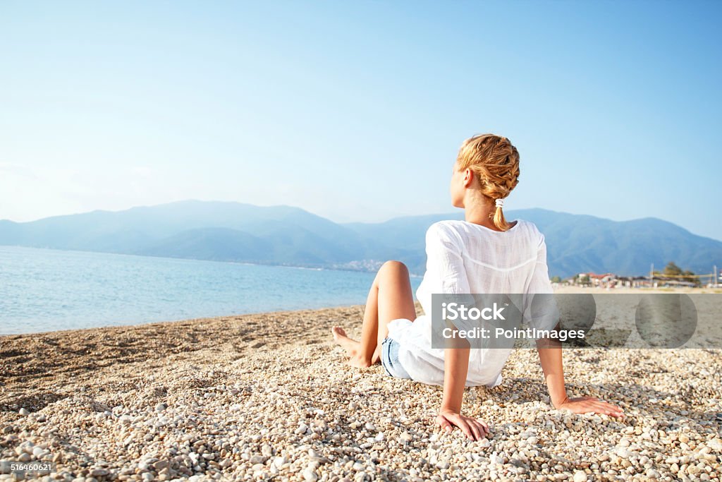 Jovem mulher relaxante na praia - Foto de stock de 25-30 Anos royalty-free