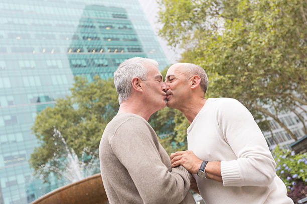 gay para całować na park w nowym jorku - senior adult new york state new york city active seniors zdjęcia i obrazy z banku zdjęć