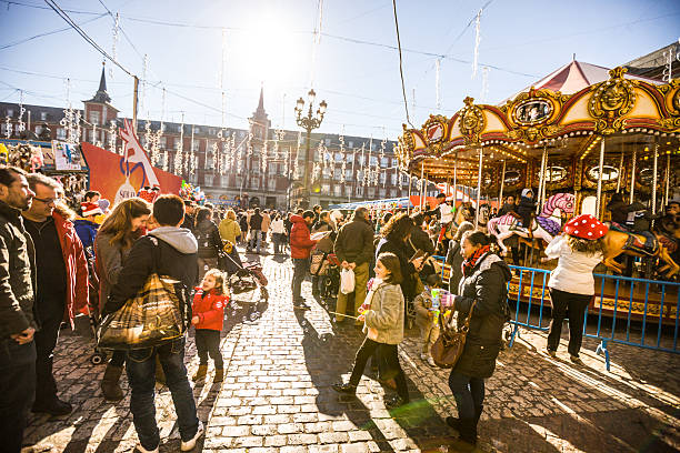 lidé, kteří se baví na vánočním trhu, madrid - madrid christmas - stock snímky, obrázky a fotky