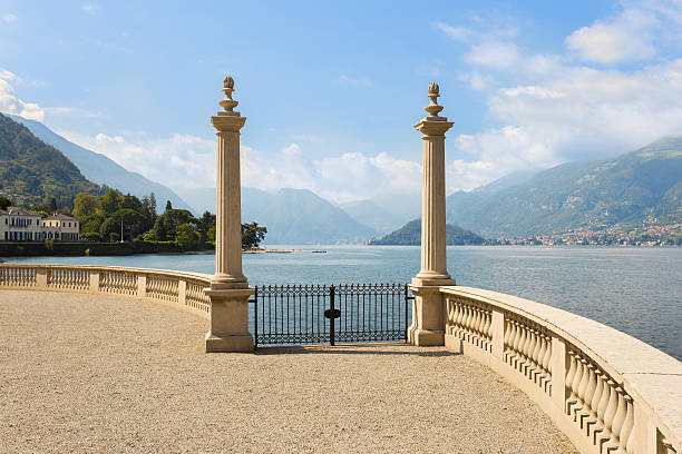 Vista del lago de Como desde los jardines de Villa Melzi - foto de stock