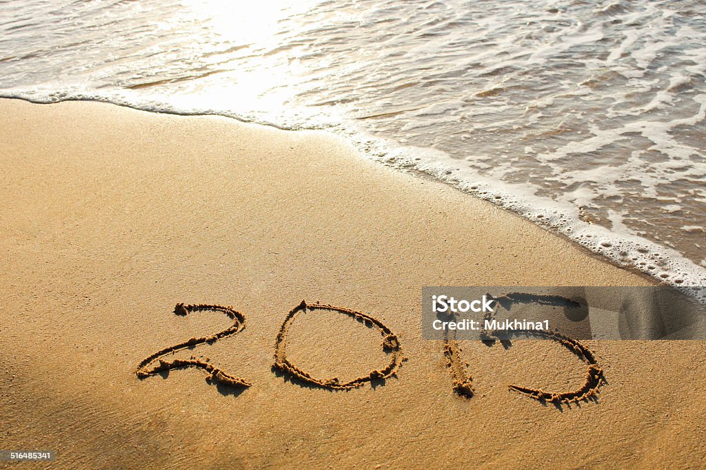 Año 2015 en la playa arenosa por escrito - Foto de stock de 2015 libre de derechos