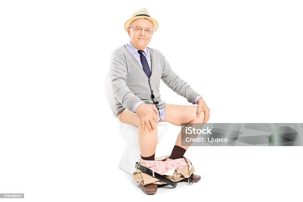 Studioaufnahme der glücklichen senior sitzen auf einer Toilette - Lizenzfrei Männer Stock-Foto