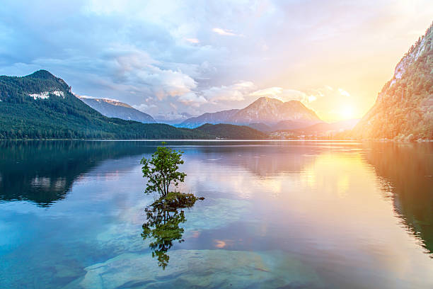 pôr-do-sol - mountain lake austria bavaria imagens e fotografias de stock