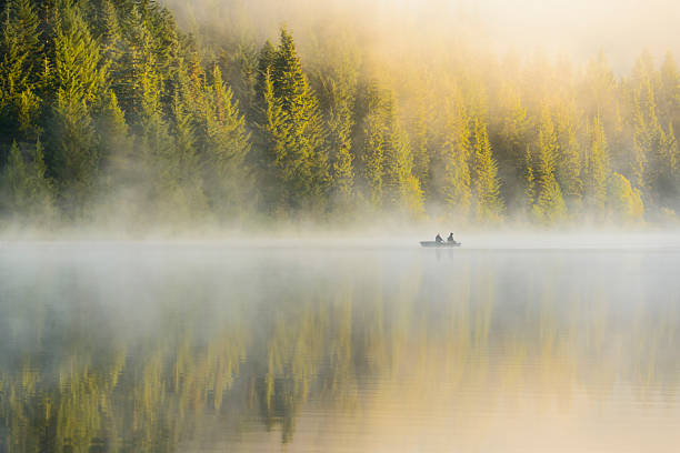 xxxl: silhoutte de dois homens pescando no início da manhã. - mountain mist fog lake - fotografias e filmes do acervo