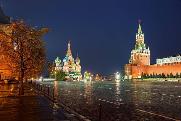 basil catedral, spassky torre de moscou kremlin na praça vermelha - russia moscow russia st basils cathedral kremlin imagens e fotografias de stock