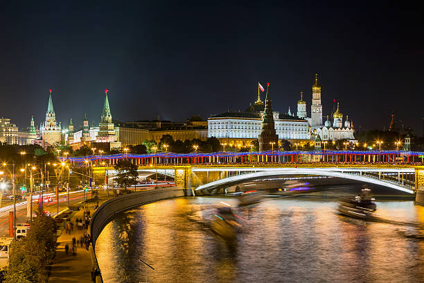 istock Night View of Moscow River and Kremlin 516491119