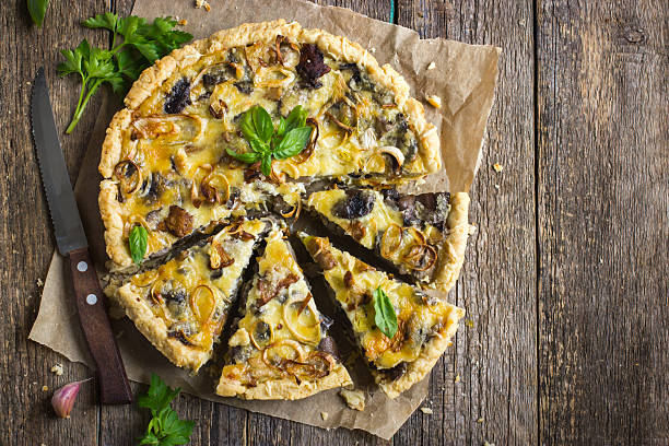 tarta con champiñones, queso y de puerros - baked mushrooms fotografías e imágenes de stock