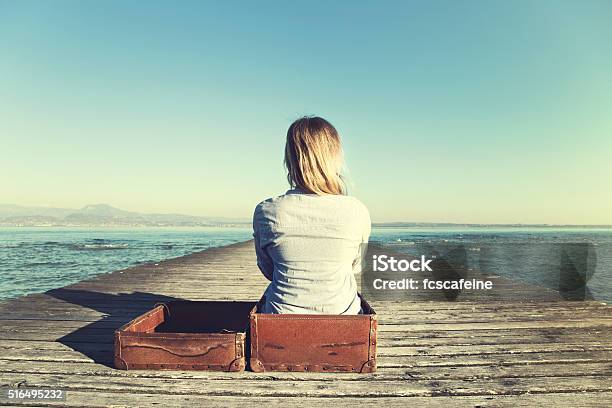 Foto de Mulher Relaxante Sentado Em Sua Mala Grande Depois De Uma Jornada e mais fotos de stock de Dentro