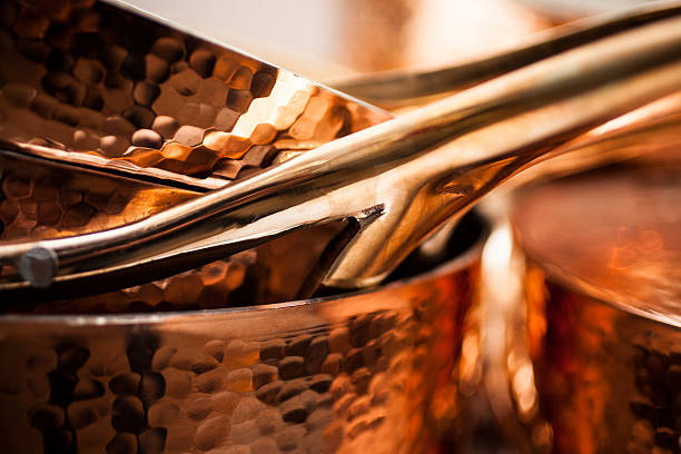 close up view of copper cooking pots - koperen pan stockfoto's en -beelden