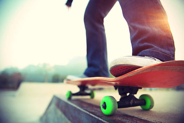 skateboarding legs at skatepark - 滑板 體育設備 圖片 個照片及圖片檔