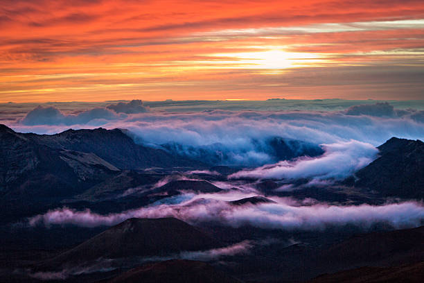 haleakala krater nationalpark sonnenaufgang in maui, hawaii - haleakala national park maui nature volcano stock-fotos und bilder