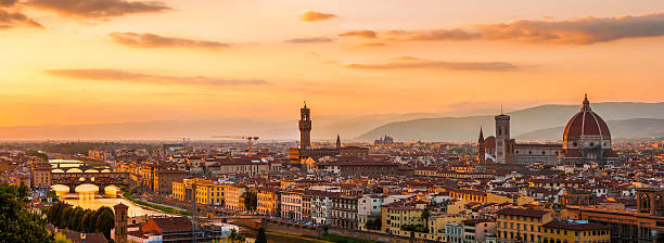 フィレンツェ市黄金の夕日時に。 - palace palazzo vecchio florence italy architecture ストックフォトと画像