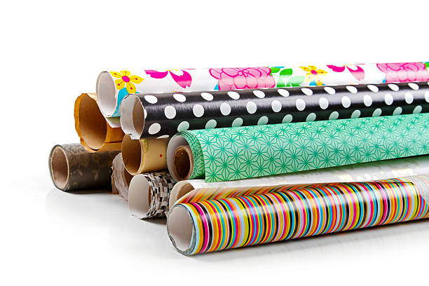 rouleaux de papier d'emballage coloré isolé sur blanc - rolled up paper wrapping paper color image photos et images de collection