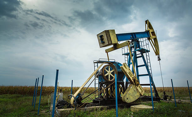 istock Operating oil and gas well 516510297