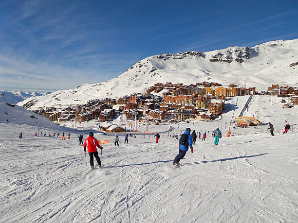 piste de ski dans val thorens, les alpes, france - val thorens white snow winter photos et images de collection