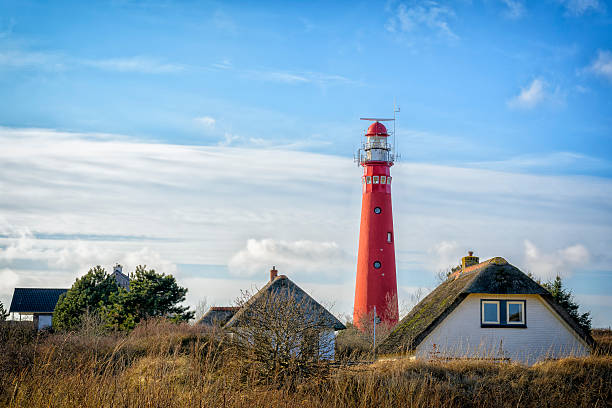 faro en las dunas - lighthouse beacon north sea coastal feature fotografías e imágenes de stock
