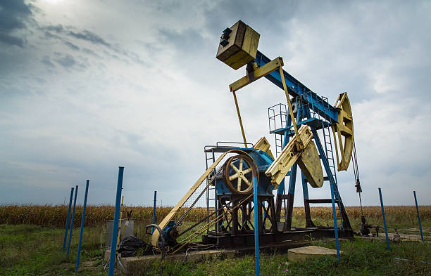 istock Operating oil and gas well 516512429