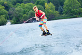 aktive-teen-boy-wasser-skiboarden-auf-de