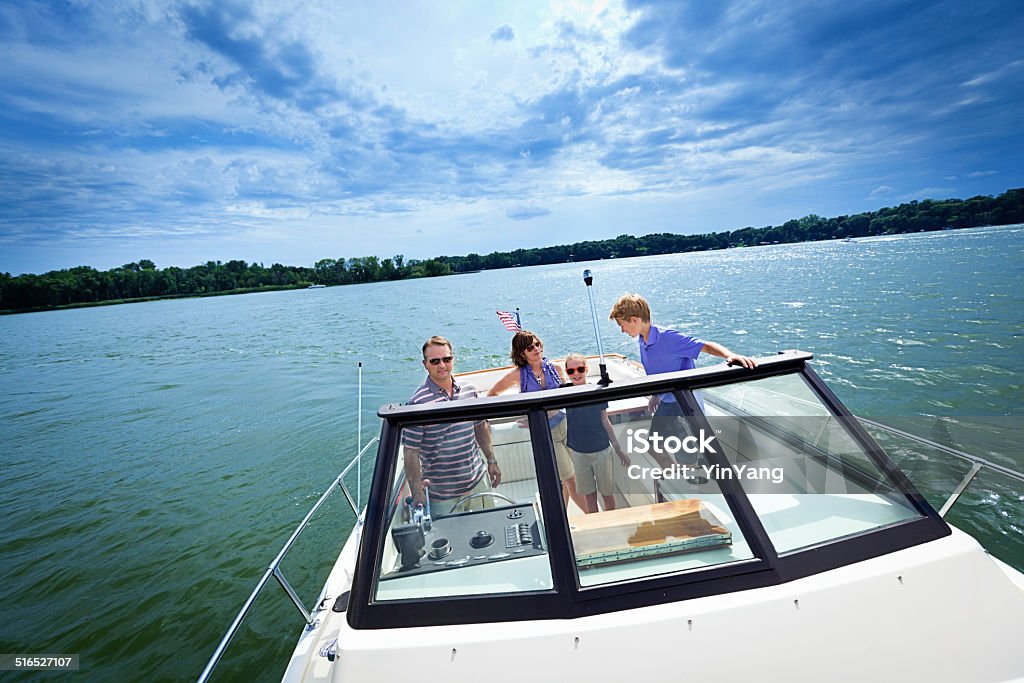 Été en famille en bateau sur le lac - Photo de Transport nautique libre de droits